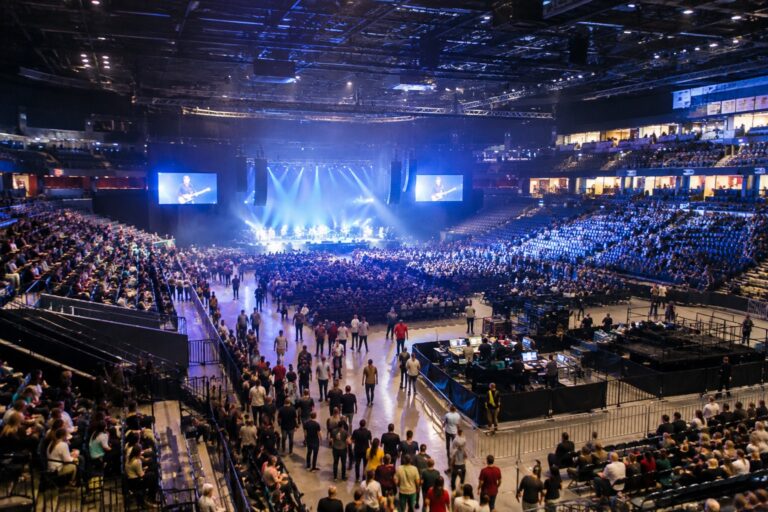 Temporary Events in Large Venues: Planning Air Circulation for Changing Crowd Sizes